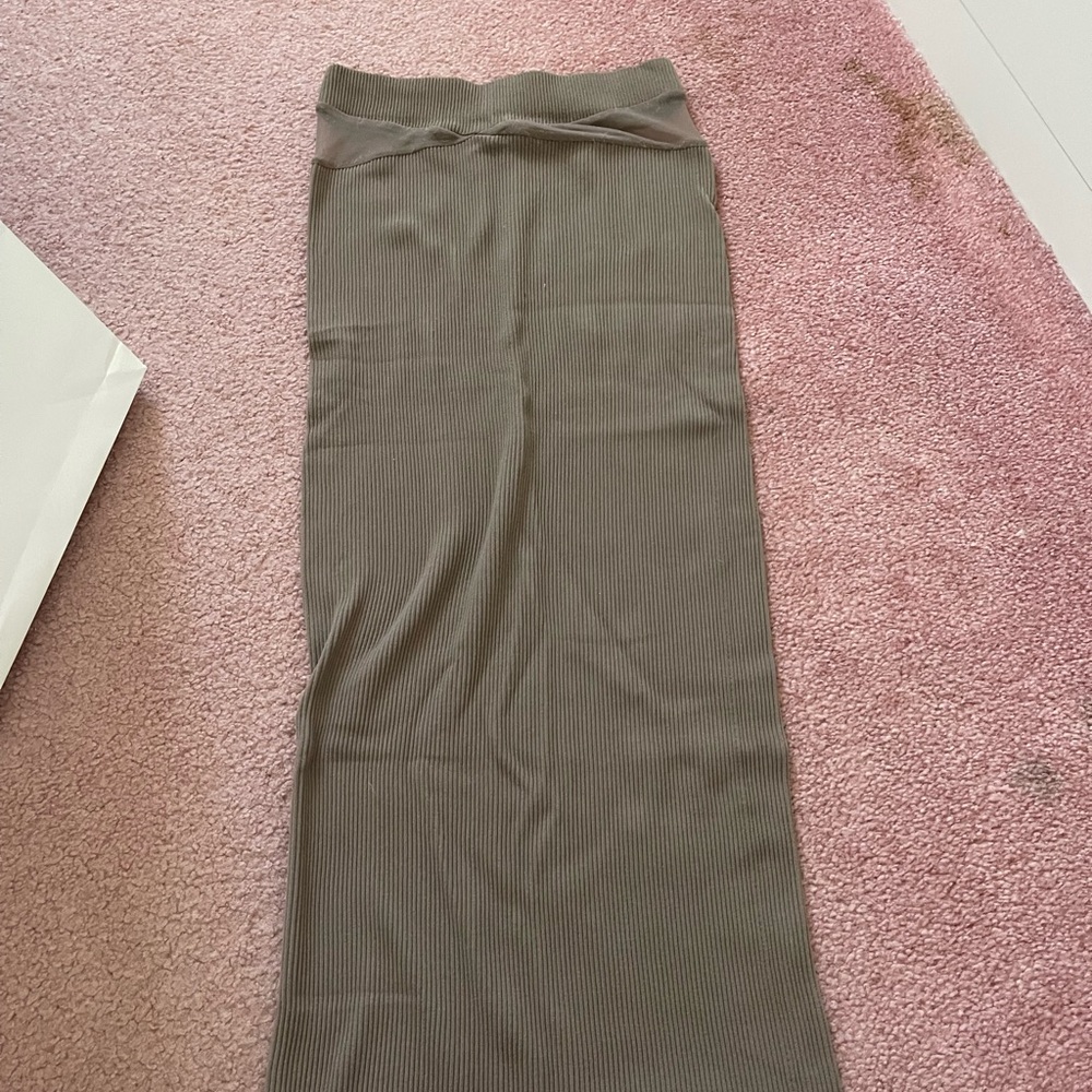 Elegant Taupe Midi Skirt - Picture 2 of 3